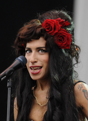 Beauty Hair Trend Flowers Floral Rose in Hair like Amy Winehouse and ...