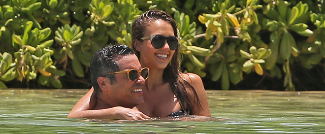 Jessica Alba Looks Relaxed on the Beach in Hawaii