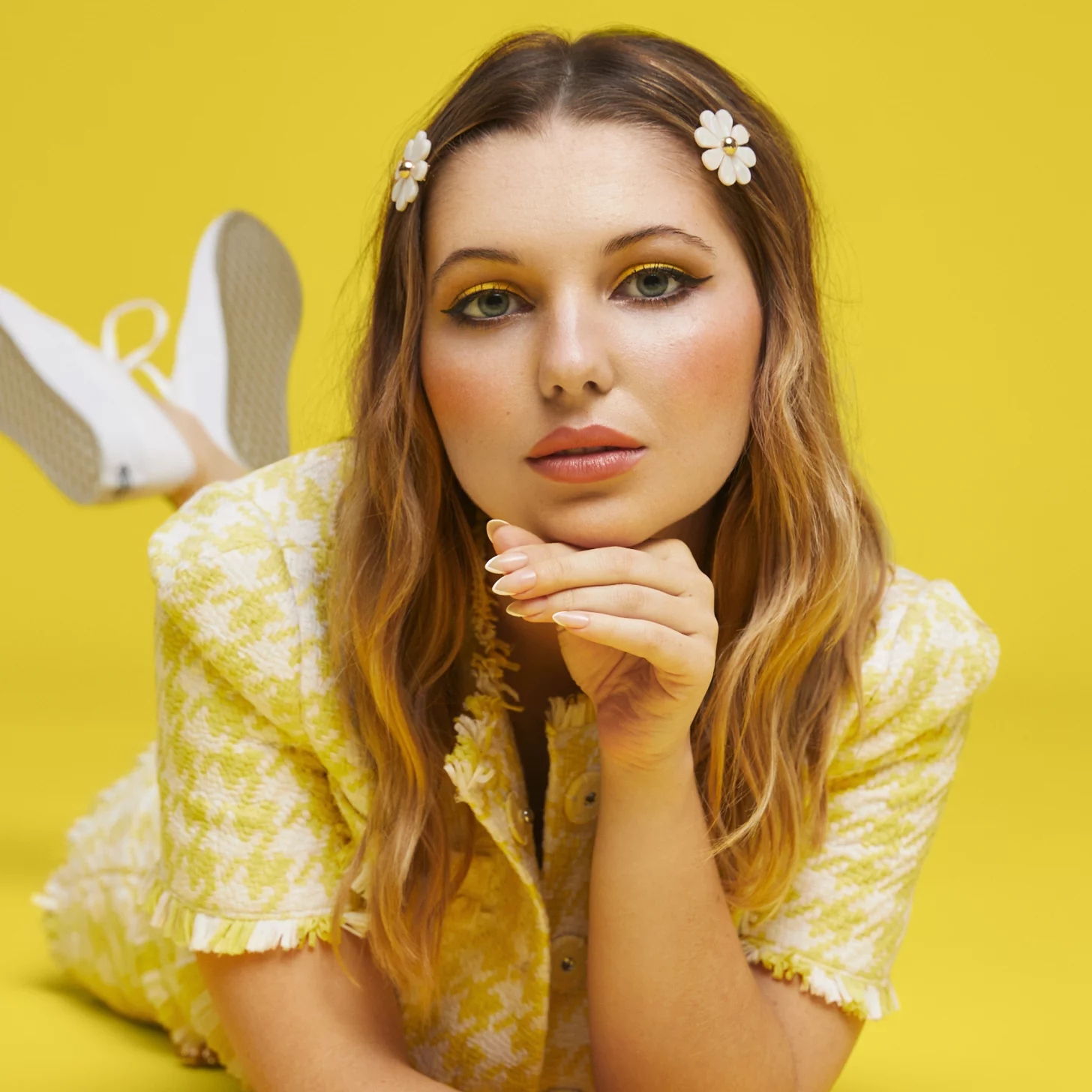 "Yellowjackets" Star Samantha Hanratty Kicks Back